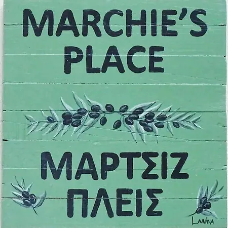 Marchie's Place - Spacious Studio With Magnificent Views شقة